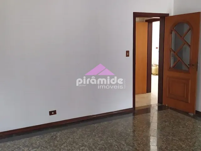 Casa com 300m² 6 quartos e 5 banheiros, à venda, no bairro Jardim Santa Maria em Jacareí