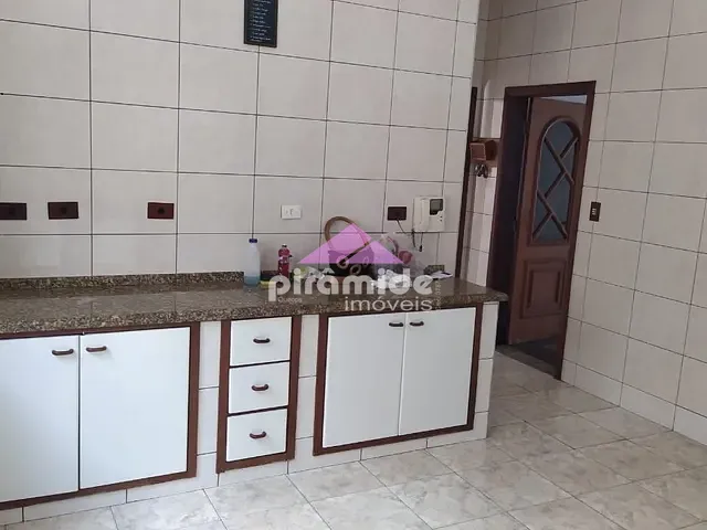 Casa com 300m² 6 quartos e 5 banheiros, à venda, no bairro Jardim Santa Maria em Jacareí