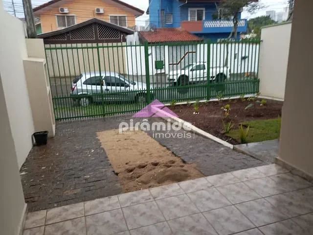 Casa 2 quartos e 2 banheiros, para alugar, no bairro Jardim das Indústrias em São José dos Campos