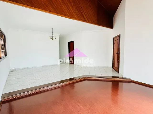 Casa 4 quartos e 3 banheiros, para alugar, no bairro Jardim das Colinas em São José dos Campos