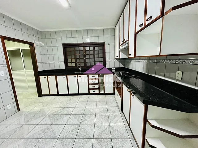 Casa 4 quartos e 3 banheiros, para alugar, no bairro Jardim das Colinas em São José dos Campos