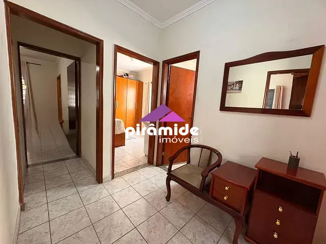 Casa com 300m² 3 quartos e 1 banheiro, à venda, no bairro Vila Industrial em São José dos Campos