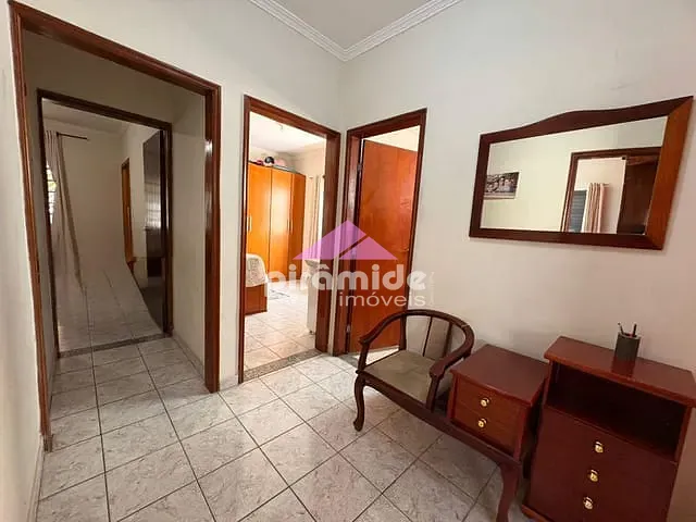 Casa com 300m² 3 quartos e 1 banheiro, à venda, no bairro Vila Industrial em São José dos Campos