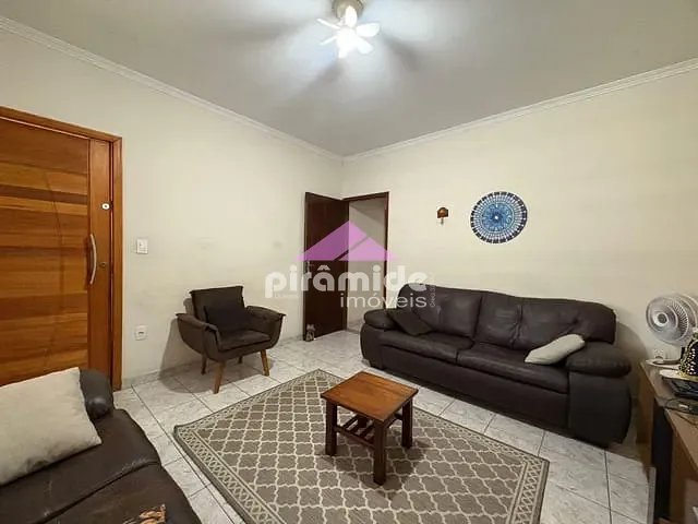 Casa com 300m² 3 quartos e 1 banheiro, à venda, no bairro Vila Industrial em São José dos Campos