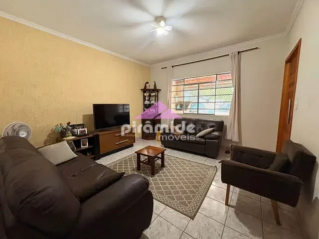 Casa com 300m² 3 quartos e 1 banheiro, à venda, no bairro Vila Industrial em São José dos Campos