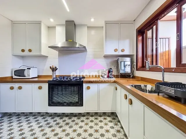 Casa com 350m² 3 quartos e 4 banheiros, à venda, no bairro Loteamento Villa Branca em Jacareí
