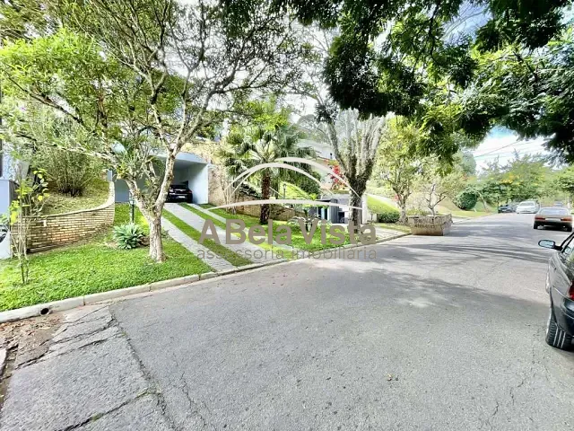 Casa com 1000m² 4 quartos e 5 banheiros, à venda, no bairro Residencial Euroville em Carapicuíba