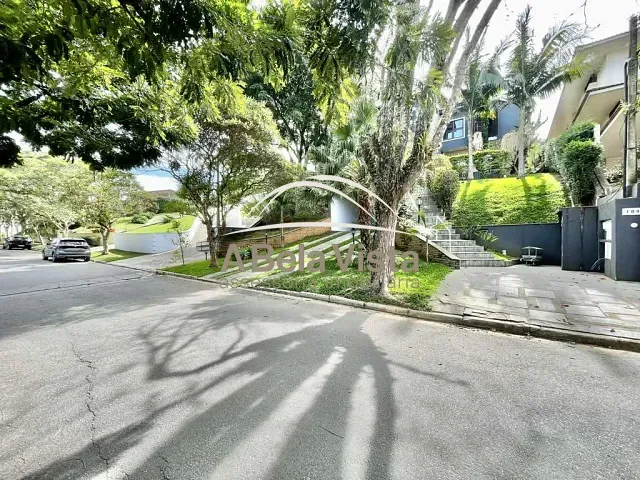 Casa com 1000m² 4 quartos e 5 banheiros, à venda, no bairro Residencial Euroville em Carapicuíba