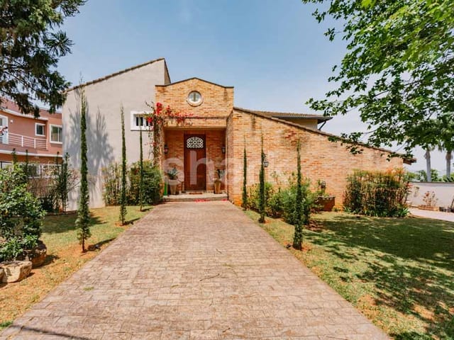 Casa com 1300m² 4 quartos e 7 banheiros, à venda ou para alugar, no bairro Alphaville em Santana de Parnaíba