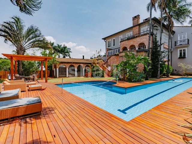 Casa com 1300m² 4 quartos e 7 banheiros, à venda ou para alugar, no bairro Alphaville em Santana de Parnaíba