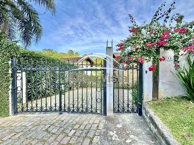 Casa com 1020m² 3 quartos e 5 banheiros, à venda, no bairro Chácara dos Lagos em Carapicuíba