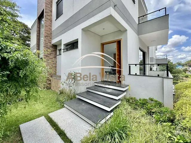 Casa com 366m² 4 quartos e 5 banheiros, à venda, no bairro Chácara do Refúgio em Carapicuíba