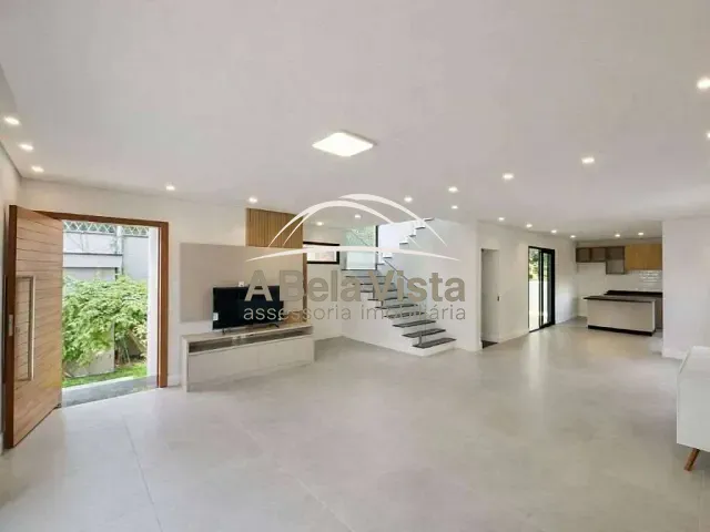 Casa com 366m² 4 quartos e 5 banheiros, à venda, no bairro Chácara do Refúgio em Carapicuíba