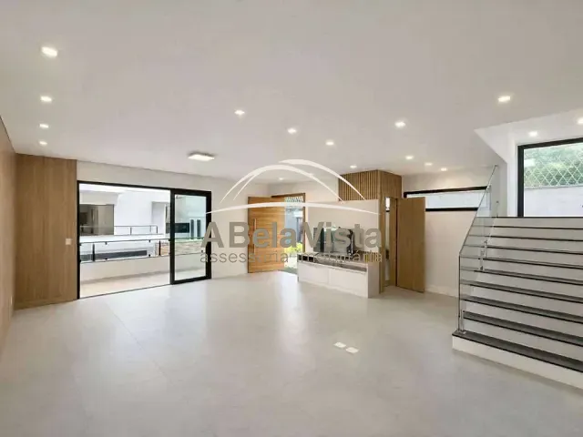 Casa com 366m² 4 quartos e 5 banheiros, à venda, no bairro Chácara do Refúgio em Carapicuíba