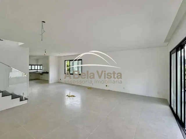 Casa com 366m² 3 quartos e 4 banheiros, à venda, no bairro Chácara do Refúgio em Carapicuíba