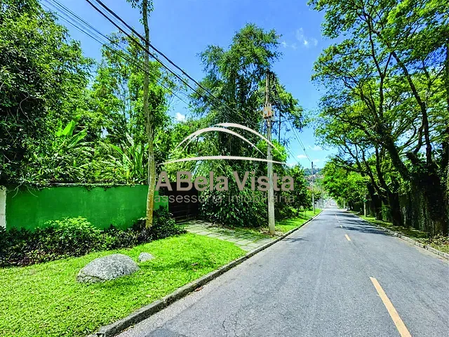 Casa com 1160m² 3 quartos e 5 banheiros, à venda, no bairro Chácara de La Rocca em Carapicuíba