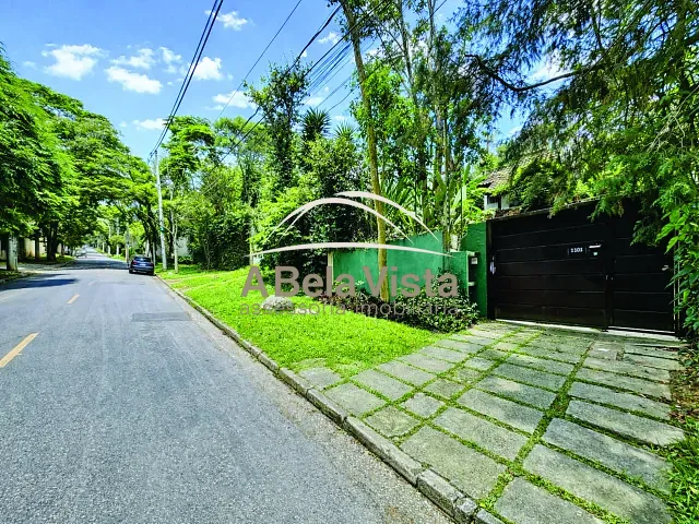 Casa com 1160m² 3 quartos e 5 banheiros, à venda, no bairro Chácara de La Rocca em Carapicuíba