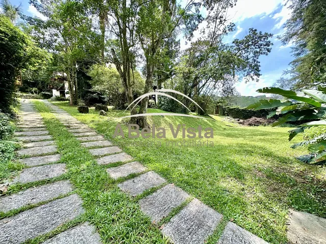 Casa com 1160m² 3 quartos e 5 banheiros, à venda, no bairro Chácara de La Rocca em Carapicuíba