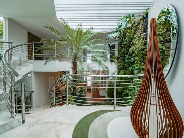 Casa com 570m² 3 quartos e 5 banheiros, à venda ou para alugar, no bairro Alphaville Residencial Um em Barueri