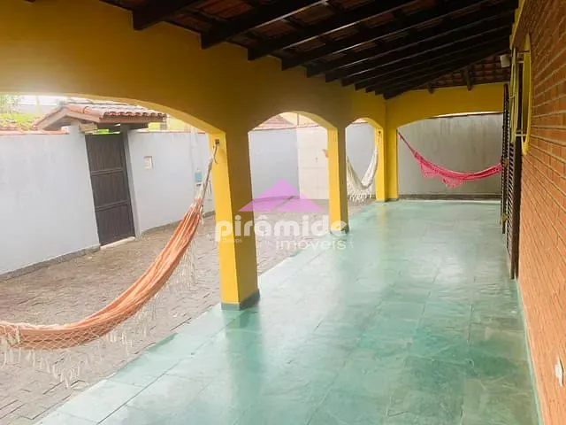 Casa 3 quartos e 2 banheiros, para alugar, no bairro Massaguaçu em Caraguatatuba