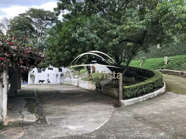 Casa com 2714m² 4 quartos e 6 banheiros, à venda, no bairro Chácaras do Refúgio-Granja Viana em Cotia
