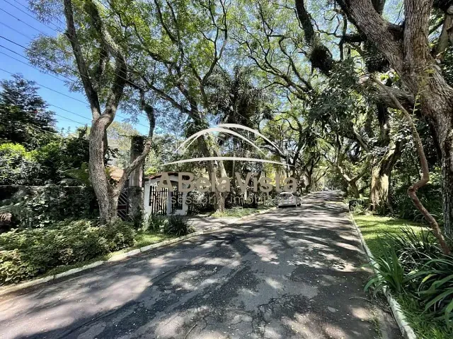 Casa com 1050m² 4 quartos e 6 banheiros, à venda, no bairro Vila Vianna em Cotia