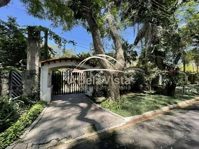 Casa com 1050m² 4 quartos e 6 banheiros, à venda, no bairro Vila Vianna em Cotia