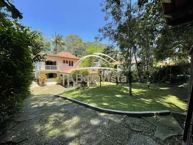 Casa com 1050m² 4 quartos e 6 banheiros, à venda, no bairro Vila Vianna em Cotia