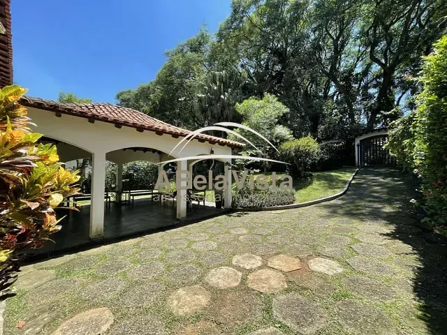 Casa com 1050m² 4 quartos e 6 banheiros, à venda, no bairro Vila Vianna em Cotia
