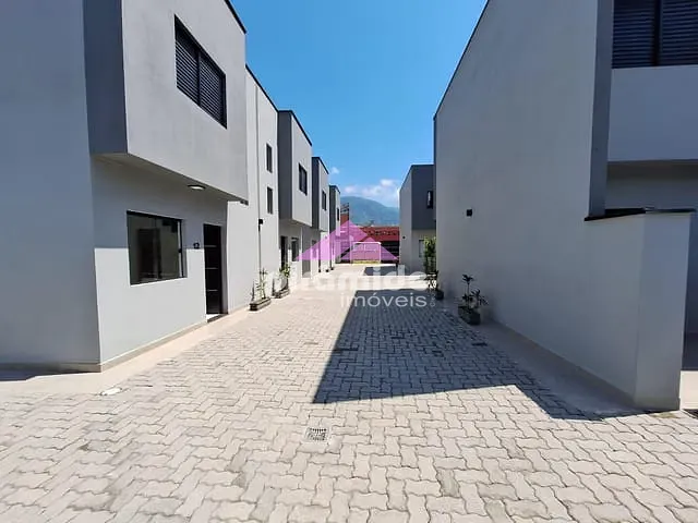 Casa com 73m² 2 quartos e 1 banheiro, à venda, no bairro Capricórnio em Caraguatatuba