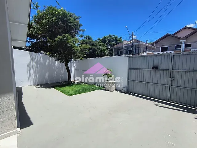 Casa 3 quartos e 2 banheiros, à venda ou para alugar, no bairro Jardim das Indústrias em São José dos Campos