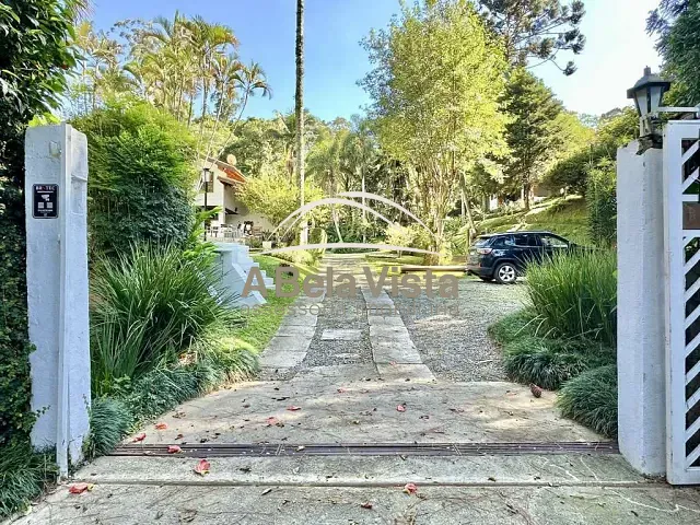 Casa com 2000m² 3 quartos e 5 banheiros, à venda, no bairro Algarve em Cotia