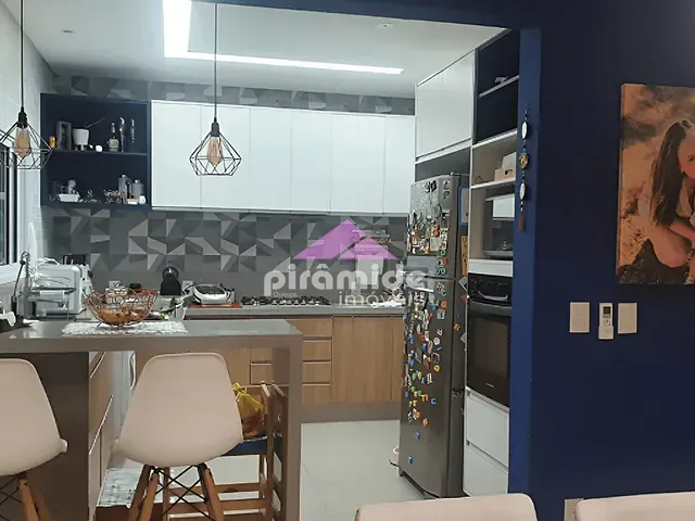 Casa com 250m² 4 quartos e 5 banheiros, à venda, no bairro Residencial Colinas em Caçapava