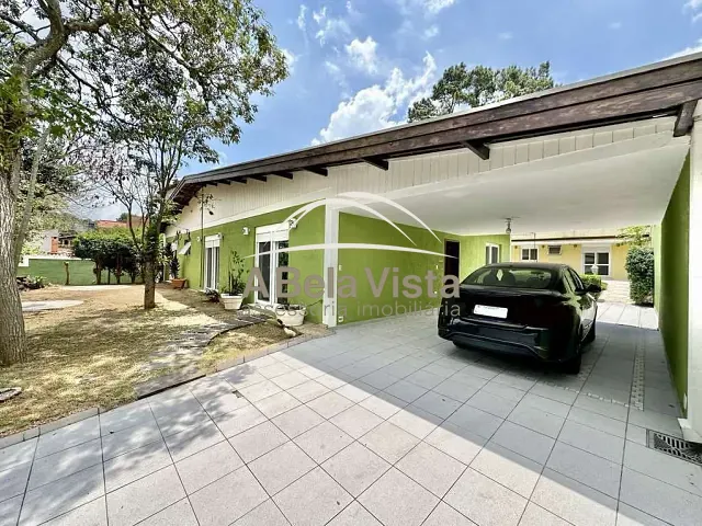 Casa com 981m² 8 quartos e 4 banheiros, à venda, no bairro Granja Viana em Cotia