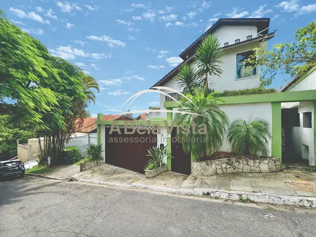 Casa com 374m² 4 quartos e 6 banheiros, à venda, no bairro San Diego Park em Cotia