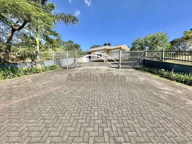 Casa com 5503m² 4 quartos e 6 banheiros, para alugar, no bairro Parque Silvino Pereira em Cotia