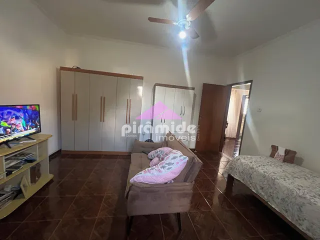 Casa com 300m² 3 quartos e 2 banheiros, à venda, no bairro Parque Industrial em São José dos Campos