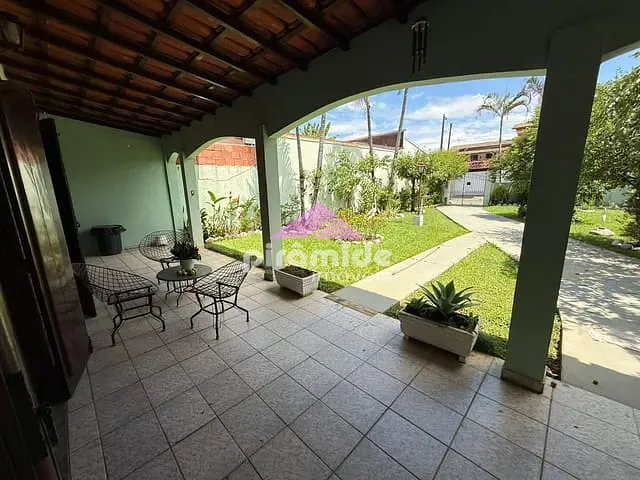 Casa com 440m² 2 quartos e 2 banheiros, à venda, no bairro Centro em Caraguatatuba