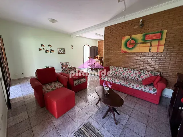 Casa com 440m² 2 quartos e 2 banheiros, à venda, no bairro Centro em Caraguatatuba