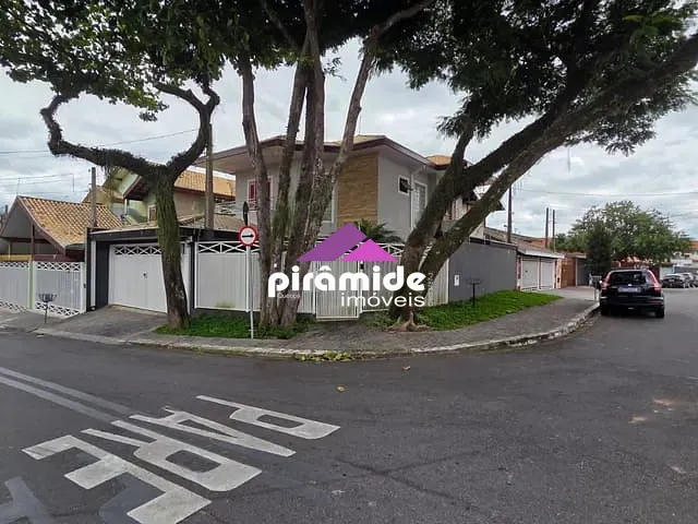 Casa 4 quartos e 2 banheiros, à venda, no bairro Jardim das Indústrias em São José dos Campos