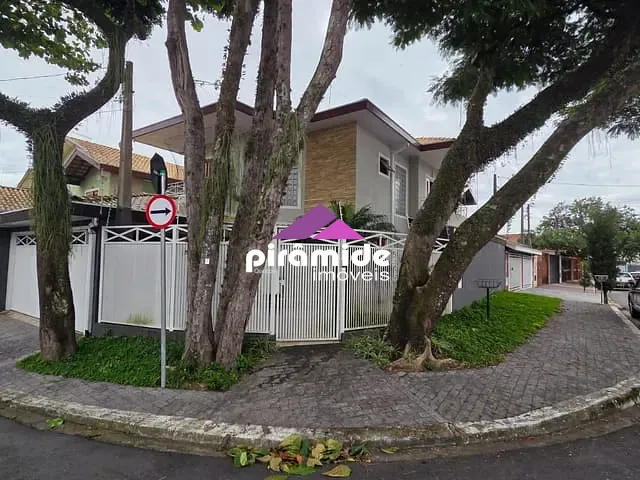 Casa 4 quartos e 2 banheiros, à venda, no bairro Jardim das Indústrias em São José dos Campos
