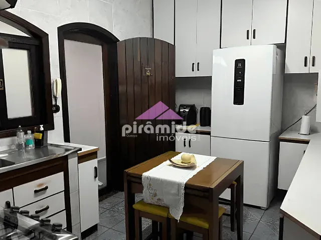 Casa com 270m² 3 quartos e 4 banheiros, à venda, no bairro Vila Industrial em São José dos Campos