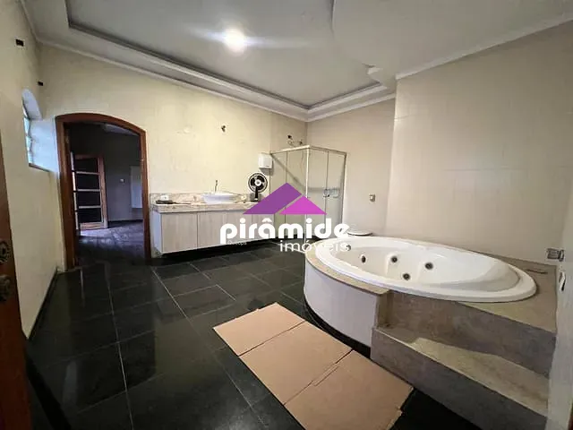 Casa com 450m², para alugar, no bairro Centro em São José dos Campos