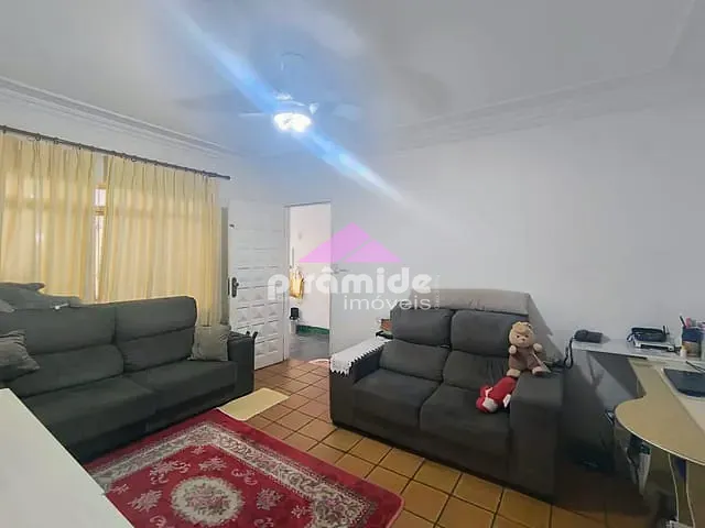 Casa 3 quartos e 2 banheiros, à venda, no bairro Jardim das Indústrias em São José dos Campos