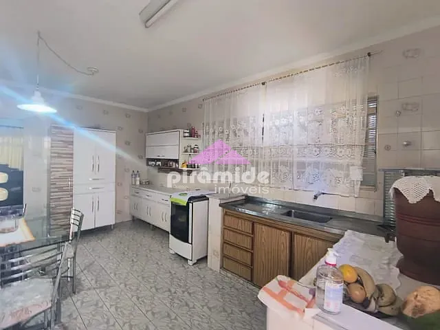 Casa 3 quartos e 2 banheiros, à venda, no bairro Jardim das Indústrias em São José dos Campos
