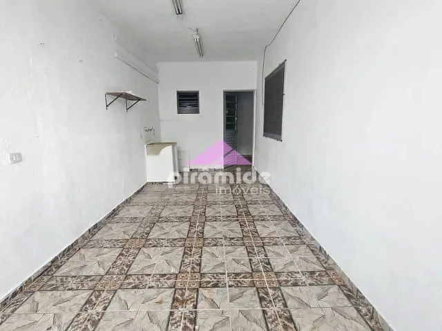Casa com 250m² 2 quartos e 2 banheiros, para alugar, no bairro Parque Industrial em São José dos Campos