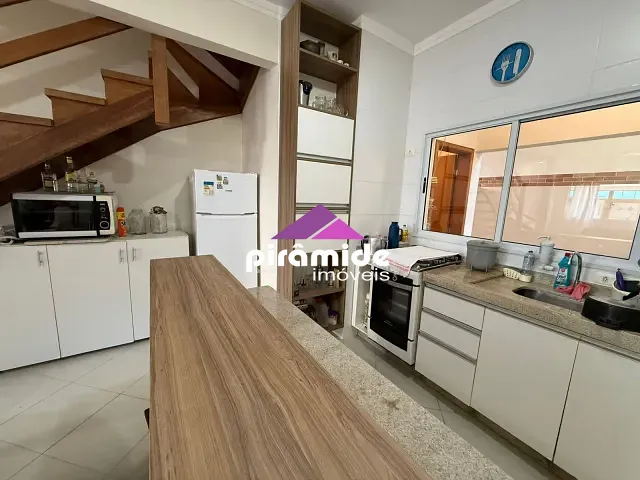 Casa 2 quartos e 3 banheiros, à venda, no bairro Balneário Gardem Mar em Caraguatatuba