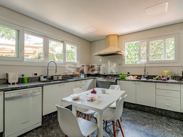 Casa com 1204m² 4 quartos e 6 banheiros, à venda ou para alugar, no bairro Residencial Tamboré em Barueri