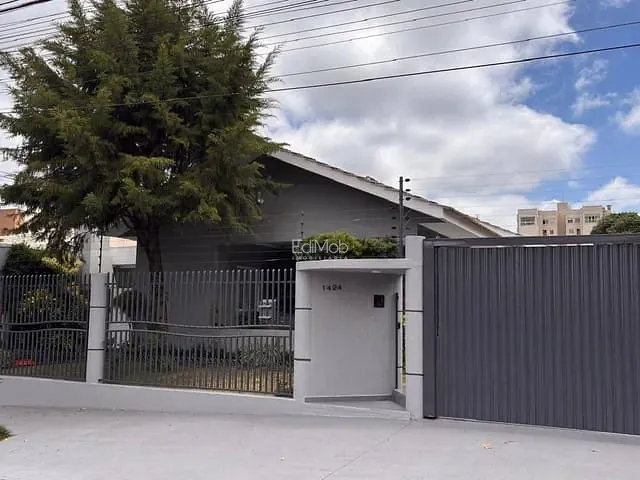 Casa com 250m² 3 quartos e 2 banheiros, à venda, no bairro Centro em Cascavel