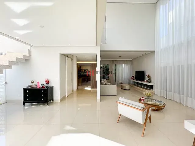 Casa com 300m² 4 quartos e 3 banheiros, à venda, no bairro Esperança em Londrina